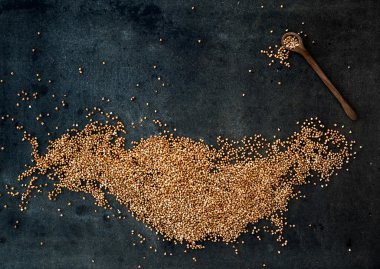 Kahverengi karabuğday kabuğu çıkarılmış tane