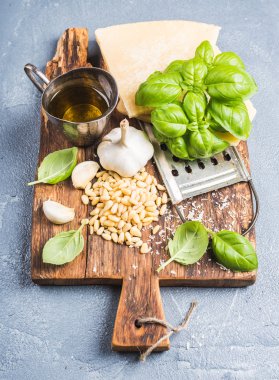 Pesto sos yemek pişirmek için malzemeler