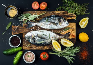 Taze çiğ dorado 