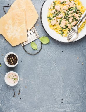 Tagliatelle makarna somon ile