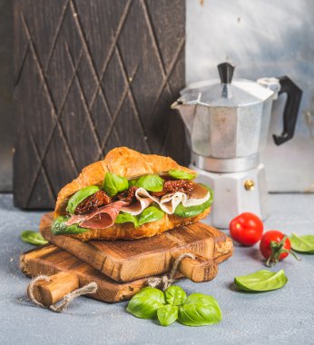 Kruvasan sandviç füme et