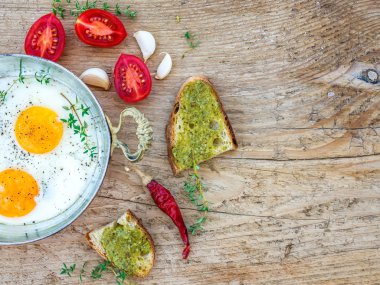 Kızarmış yumurta ile kahvaltı seti