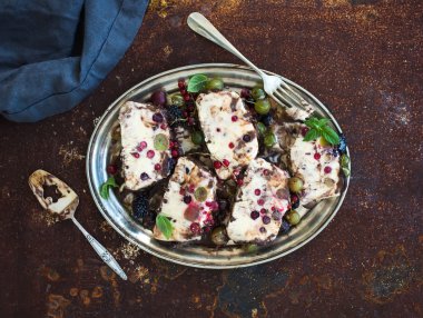 Semifreddo veya İtalyan peyniri dondurmalı tatlı 