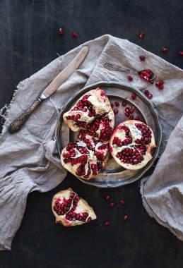 Kırmızı olgun soyulmuş nar 