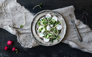 Ayçiçeği lahanası ile bahar salatası 