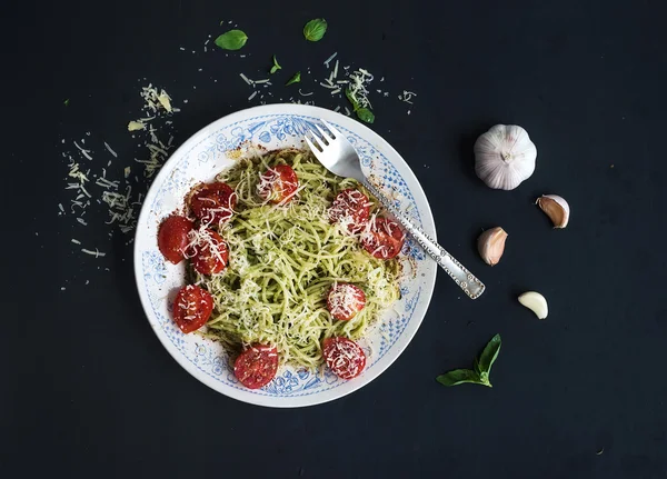 Pesto soslu makarna spagetti — Stok fotoğraf