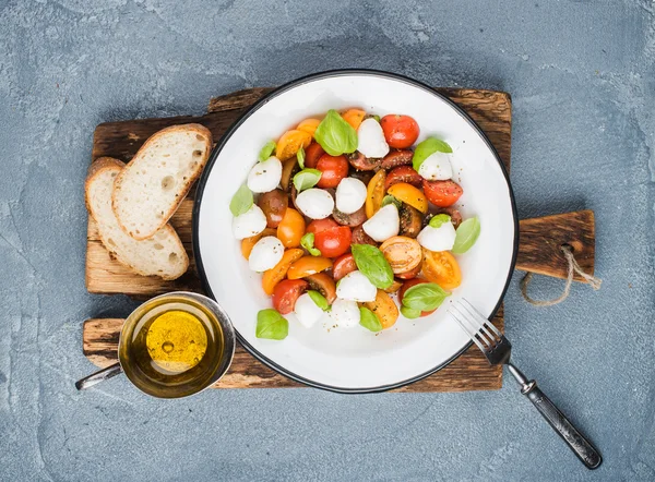 Italienska Caprese sallad med körsbärstomater — Stockfoto