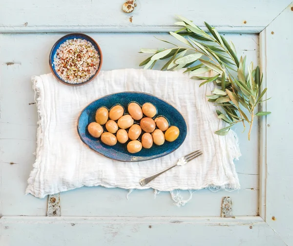 Green big olives in rustic ceramic plate — Stock fotografie