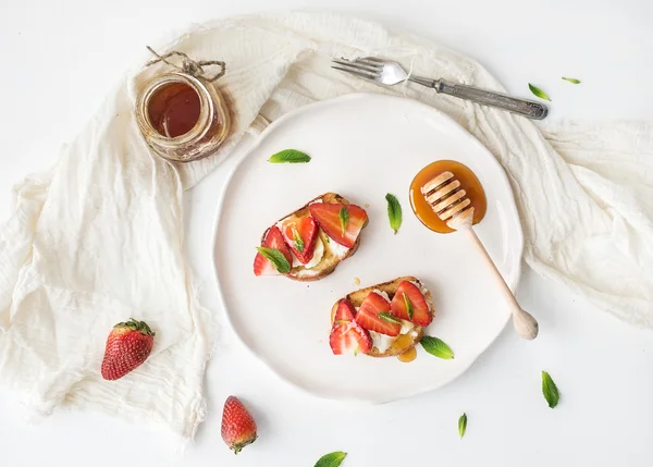 French toasts with strawberries — Stock Photo, Image