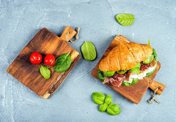 Croissant sandwich with smoked meat — Stock Photo, Image