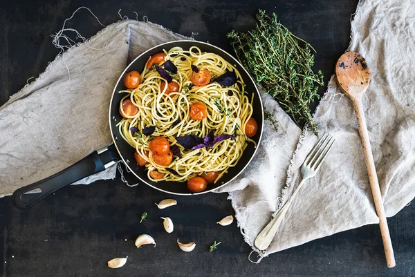 Makaron spaghetti z sosem pesto — Zdjęcie stockowe