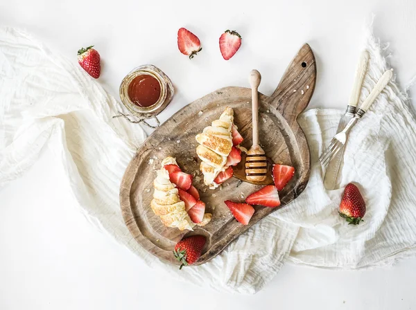 Freshly baked croissants with strawberries — Stock Photo, Image