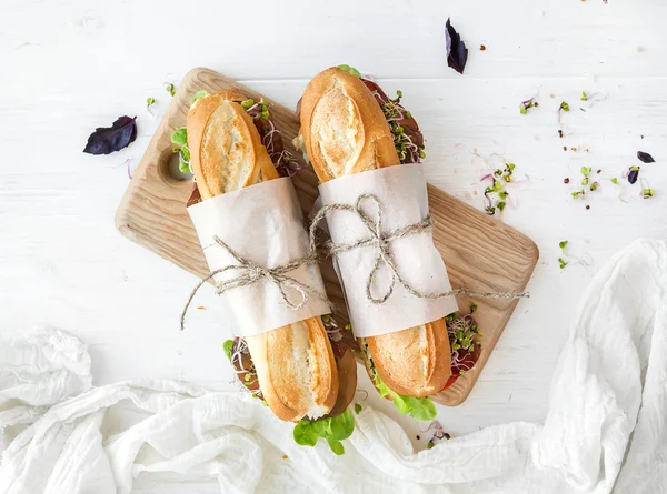 Sandwichs au bœuf, légumes frais et herbes — Photo