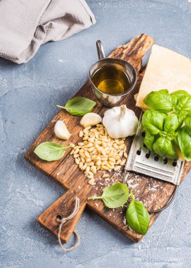 Pesto sos yemek pişirmek için malzemeler