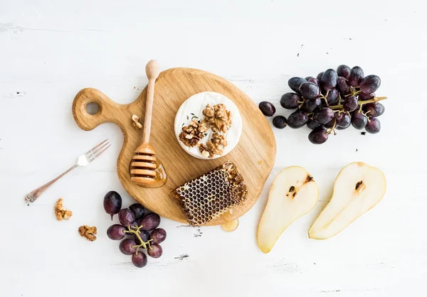 Camembert cheese with grape, walnuts, pear — Stock Photo, Image