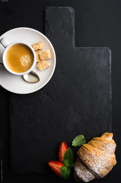 Csésze eszpresszó kávé és croissant — Stock Fotó