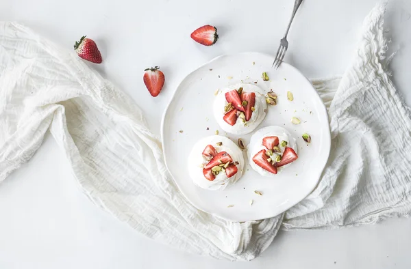 Pequenos bolos de morango e pistache pavlova merengue — Fotografia de Stock