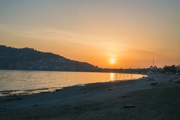 Ηλιοβασίλεμα στην παραλία για: Αλάνια, — Φωτογραφία Αρχείου