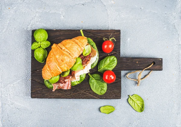 Croissant sandwich with smoked meat — Stock Photo, Image