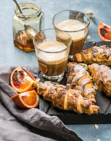 Petit déjeuner maison de style italien traditionnel — Photo