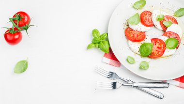 Klasik İtalyan Caprese salatası