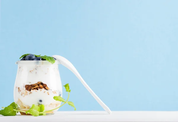 Granola de avena de yogur con mermelada — Foto de Stock