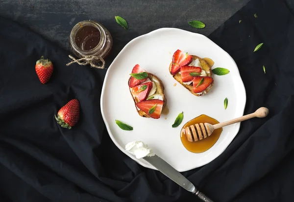French toasts with strawberry — Stock Photo, Image