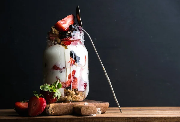 Granola de avena de yogur con fresas — Foto de Stock