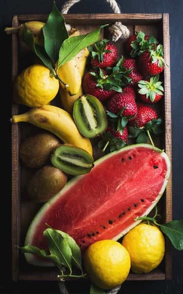 Різні барвисті тропічні фрукти — стокове фото