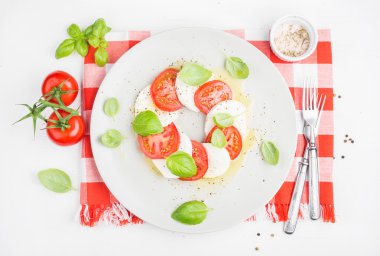 Klasik İtalyan Caprese salatası