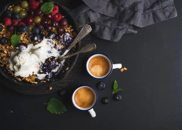 Zab granola leomlanak a friss bogyós gyümölcsök — Stock Fotó