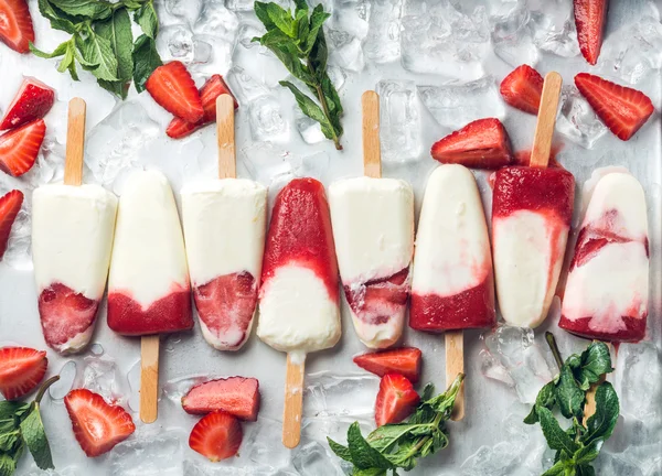 Crème glacée au yaourt aux fraises — Photo