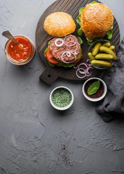 新鮮な自家製のハンバーガー — ストック写真