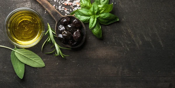 Olives noires grecques, herbes et huile — Photo