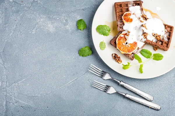 Waffles macios belgas com laranja sangue — Fotografia de Stock