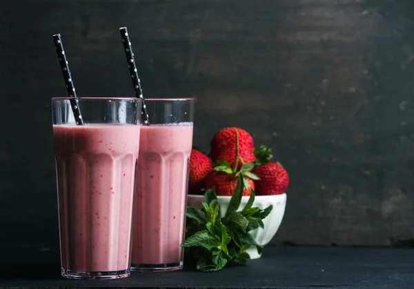 Strawberry and mint smoothie in tall glasses — Stock Photo, Image