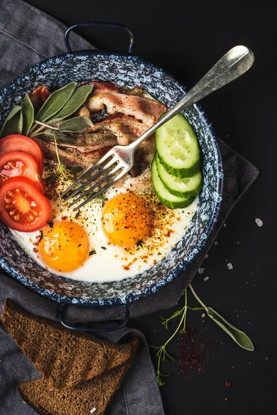 Morgenmad sæt - pan af stegte æg - Stock-foto