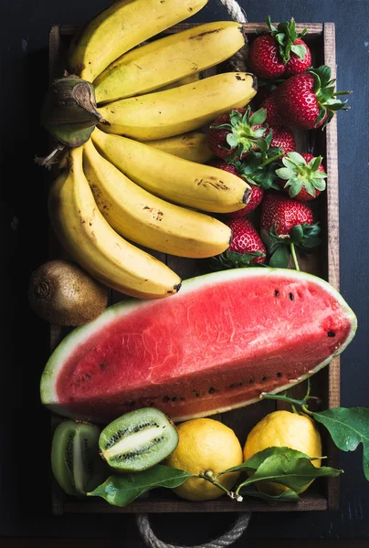 Selección de varias frutas tropicales coloridas — Foto de Stock