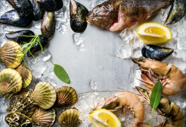 Otlar ve limon ile taze deniz ürünleri