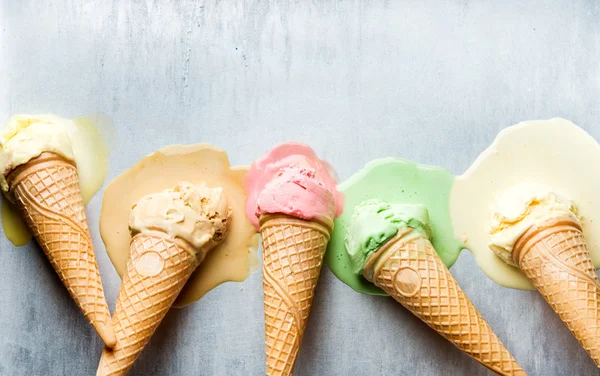 不同口味的冰淇淋甜筒 — 图库照片