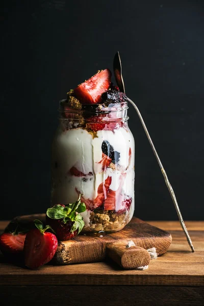 Йогуртовий вівсяний гранола з ягодами — стокове фото