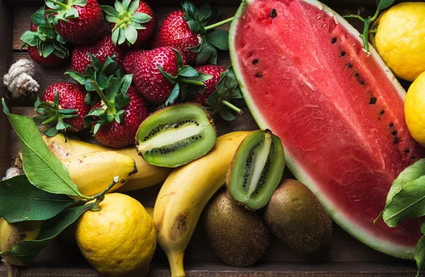 Selección de varias frutas tropicales coloridas — Foto de Stock