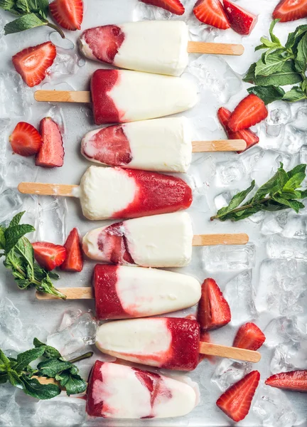 Strawberry yogurt ice cream popsicles — Stock Photo, Image