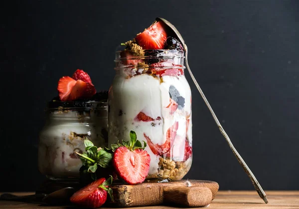 Granola yogurt oat dengan stroberi — Stok Foto