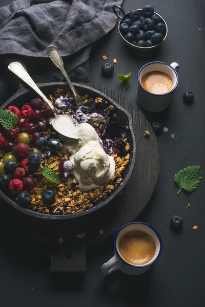 Granola de avena desmenuzada con bayas frescas —  Fotos de Stock