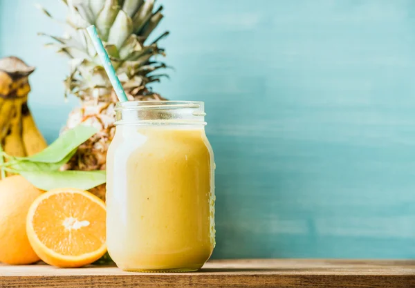 Smoothie de frutas amarelo e laranja recém-misturado — Fotografia de Stock