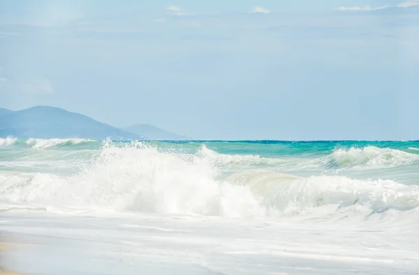 Arkadaki Dağları ile deniz dalgaları — Stok fotoğraf
