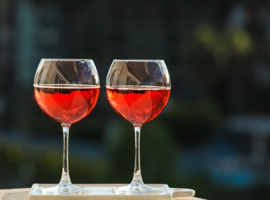 İki bardak gül şarabı. 