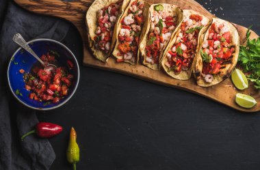 Karides tacos ev yapımı salsa ile