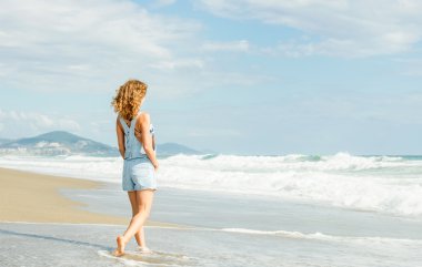 Genç kadın mavi kot tulum